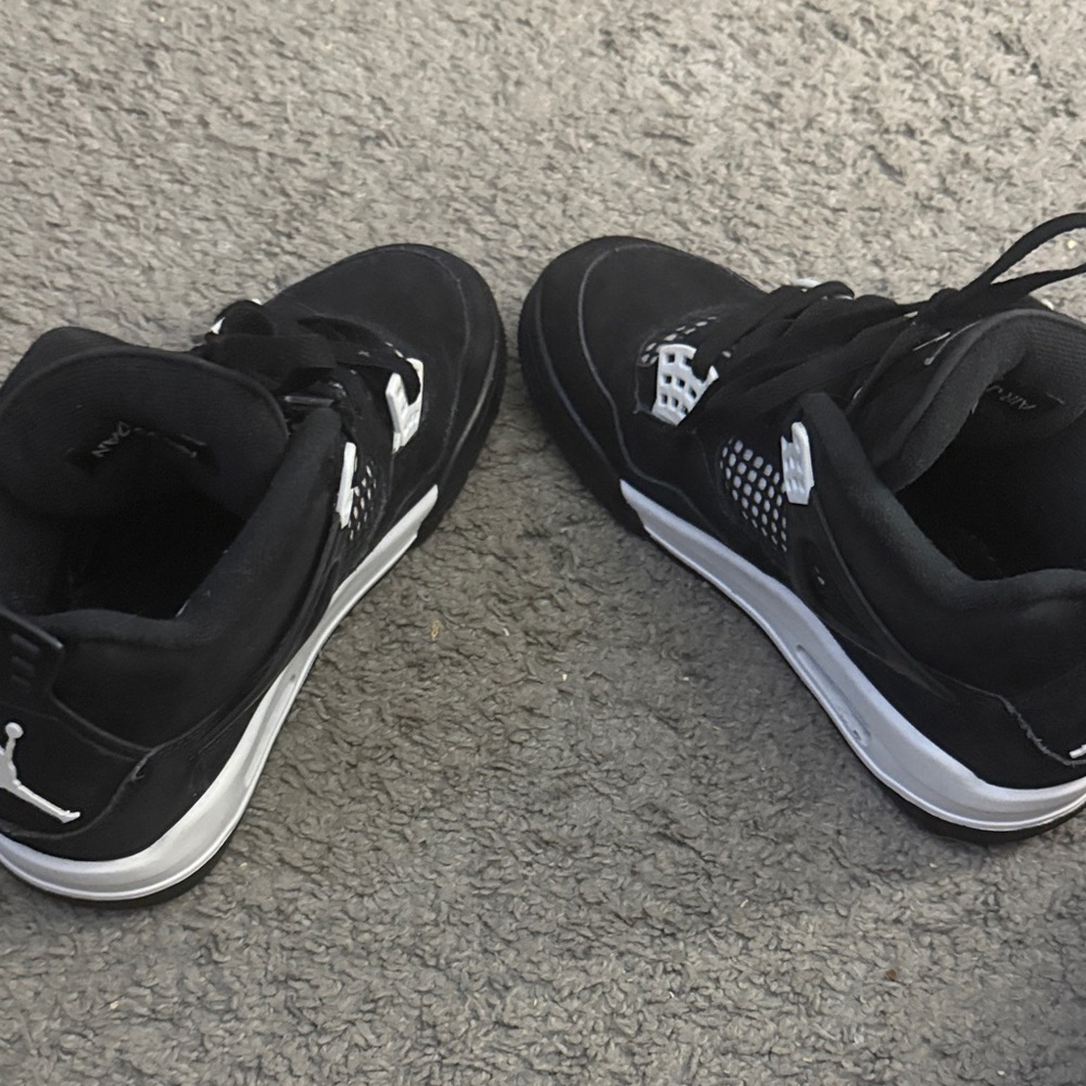 Jordan Black and White 4’s